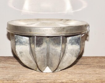 Metal Jello mold,bundt pan,snap on lid,fluted,unusual,swirl jello mold,ice cream,custard,cake pan,6" cake pan,patina,bakery decor,unique