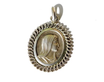 Old medal in silver finely crafted 22 mm wide and 24 mm long.