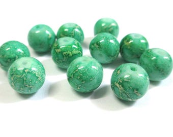 10 pearls cream marbled emerald green glass 10mm (S-36)