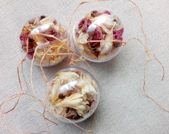 Decorative balls with dried flowers