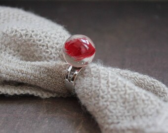 Ring sphere 1.8 cm in resin and dried red grass inclusion