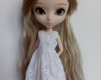 Simple white dress, great base for many outfits for pullip blythe azone momoko obitsu and similar dolls