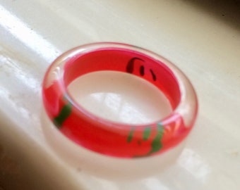 Vintage 90's plastic resin bubble ring. Red and Green abstract design