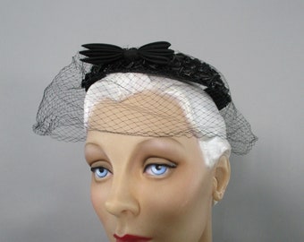 Black Fascinator Hat Birdcage Veil Straw Halo Hat, 1950s Formal Headpiece, Pin Up Mini Hat