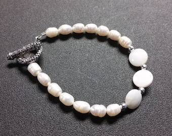 Pearl and mother of pearl bracelet