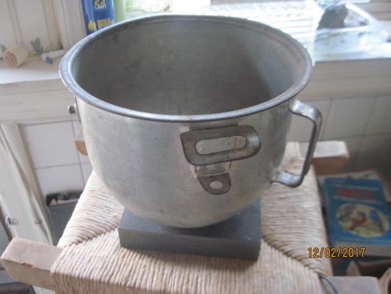 Vintage metal mixing bowl Vintage metal mixing bowl