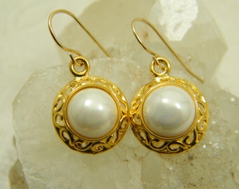 Gold Pearls earrings, White earrings, Bridal earrings, Wedding earrings, Lace gold earrings, Bridesmaid earrings, Wedding pearls jewelry