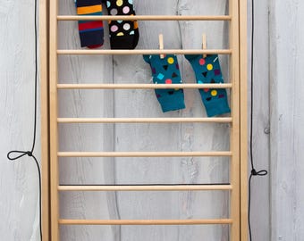 Wall mounted clothes drying rack. Puidust pesukuivatus redel.