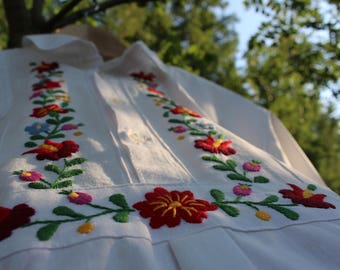 Vintage hand embroidered Hungarian women's blouse with "Matyó" embroidery