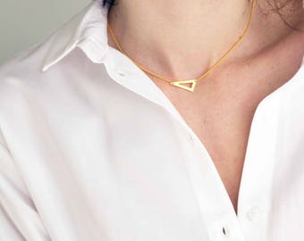 EMBLEME - Minimalist matte gold-plated necklace with simple triangle Arrow