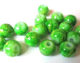 10 green marbled yellow beads 8mm (H-31)
