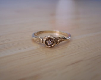 Sweet Vintage Dainty Natural Diamond Flower Ring in Yellow Gold