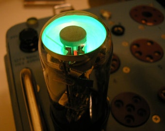 Vintage Magic Eye vacuum nixie tube. USSR Soviet Vintage 6E5S USSR (EM-34) 6E5C tube. Magisches Röhre Tube Auge retro decor