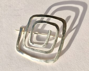 Angular spiral-Tuchnadel in silver-Shaw pin-saftypin-brooch-Brooches