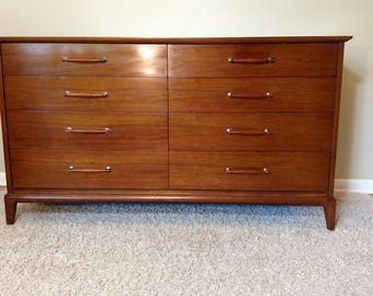 Mid Century Heritage Henredon Eight Drawer Dresser / Credenza