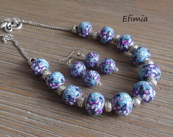 Set in blue and purple tones, short necklace of pearls, matching earrings