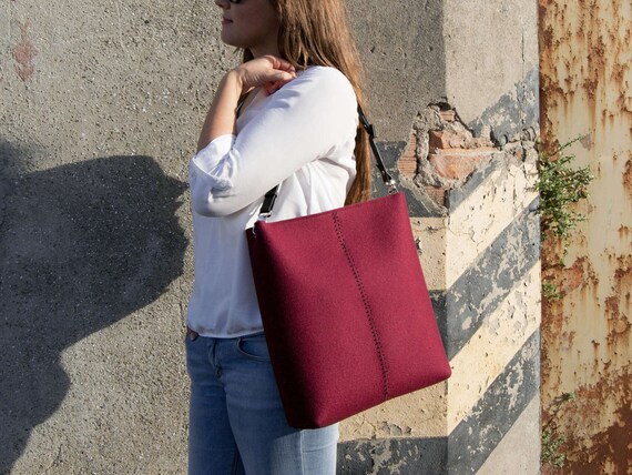 Large felt SHOULDER BAG with leather strap / burgundy crossbody bag / wool felt bag / tote bag / felt tote / made in Italy