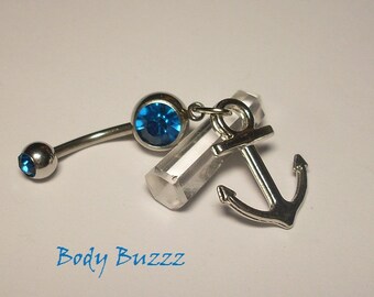 Ventre nautique perçage Anchor. Anchor charme avec de belles gemmes bleues de la mer sur la balle haut et en bas. De calibre 14.