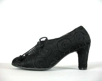 Vintage 90s Flapper Shoes 4-1/2 Laure Bassal Oxford Pumps in a black raised brocade