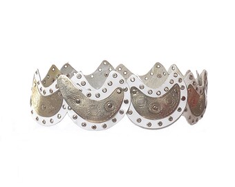 Vintage 70s White Moroccan Studded Leather Belt 1970s Crescent Scallop Shape Silver Tone Tooled Studs Ultra Hippie Boho Gypsy Belt