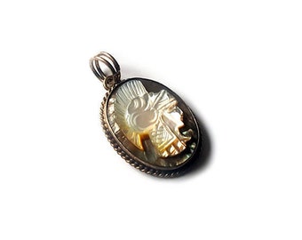 Oval motherofpearl cameo pendant Athena profile italian cameo jewelry donadio cameo pendentif camée colgante camafeo カメオペンダント Камея подвеска