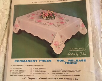 Vintage tablecloth oblong 50x70” permanent press