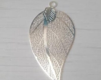 Filigree silver curved leaf print