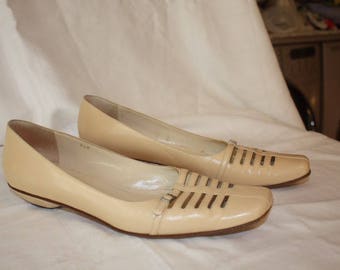 Stylish Cream JoAn David size 10 M flat shoes