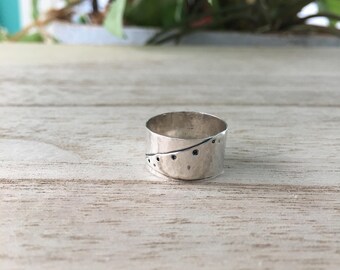Tall Band with Overlapping Detail