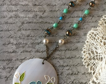 Shell Floral Pendant Necklace
