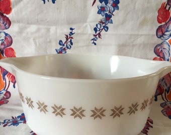 Pyrex town & country white 475 2 1/2 qt.