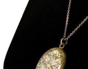 Beautiful Antique Locket Pendant Necklace