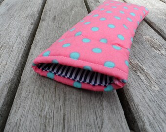 Glasses sleeve in salmon pink / blue spots