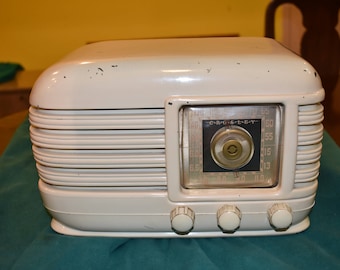 Mid Century Modern Crosley Art Deco White Radio 56TX 1946