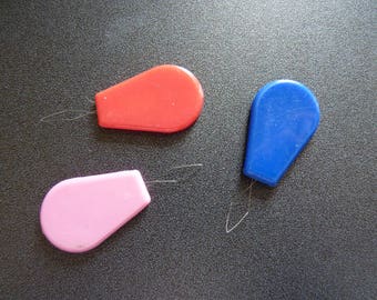 3 strung plastic sewing needles