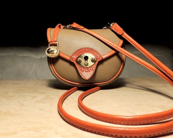 Vintage Dooney & Bourke All Weather Leather 1990s Taupe/Brit Tan R74 Mini “Cavalry Body Bag” Messenger Crossbody Belt Bag Fanny Pack Pouch!
