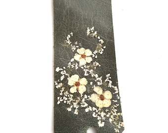 Green Leather Bookmark with Pressed Flowers, Book Lover Gift, Reader Gift, Bookmark, Handmade leather Bookmark,Gift for friends,Unique Gift
