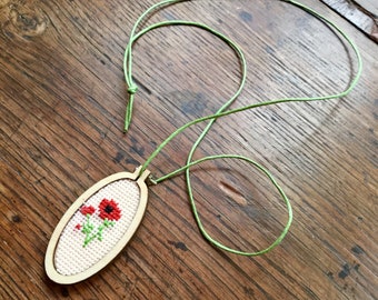 Embroidered necklace poppy