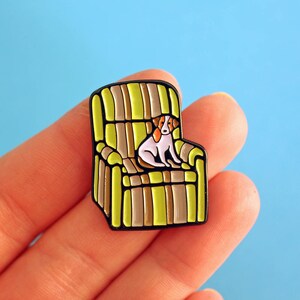Marty's ugly chair & Eddie the dog, enamel pin - 90s - frasier pin - TV inspired - sitcom - pin badge - flair - lapel pin