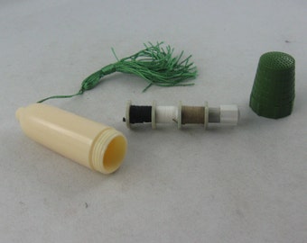 Sewing utensils travel kit with thimble, thread and needles from the GDR. Travel set in GREEN of plastic. VINTAGE