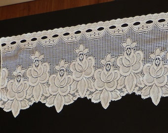 Hermoso encaje francés Cafe cortinas. Redes de café de flores ornamentales, cortinas de encaje de francés.