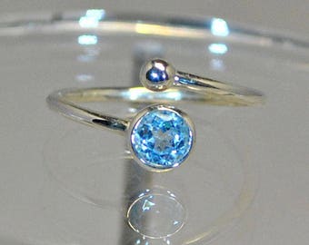 Ring in sterling silver with blue topaz setting
