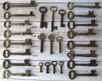 VINTAGE - Lot of 26 Skeleton Keys - Metal Collectibles