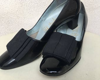 Vintage mod LIFE STRIDE Large bow 60's black patent leather heeled pumps by Life Stride Size 6