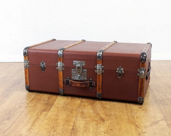 Beautiful trunk or suitcase from the 30s in leather and wood