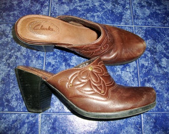 CLARK'S BROWN LEATHER Embossed Ladies Tapered Layered Block Heel Comfort Mules Easy Slide On Padded Clog Shoes Size 8 Medium