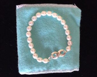 LIKE NEW!! Stunning Tiffany & Co White Pearl and Sterling Silver Infinity Bracelet