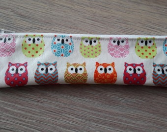 Brush teeth or cosmetic case.