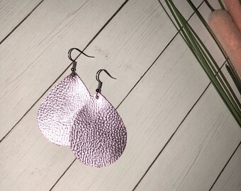 Shimmer magenta faux leather earring