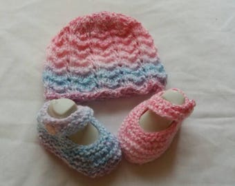 Hand knitted Girls Hat and Shoe set 0/3 months
